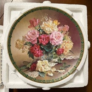 Decorative Plate “Victorian Beauty” Romantic Roses from Vieonne Morley